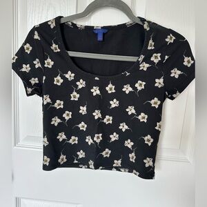 Black Floral Crop Top with Short Sleeves
